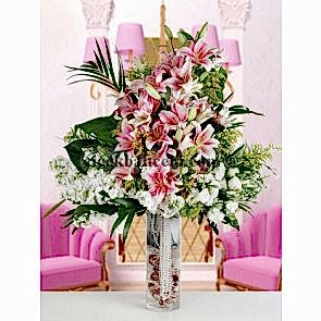 Pembe Lilyum ve Beyaz Şebboy Çiçekleri İle Hazırlanmış Şık Bir Tasarım