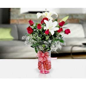 Cam Vazoda 11 Aded Kırmızı Gül ve Kokulu Lilyum Aranjmanı