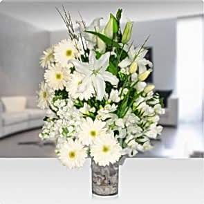 Yüksek Silindir Cam Vazoda Beyaz Kokulu Lilyum Aranjmanı