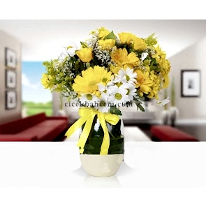 Sarışınım Sarı 5 Adet Gül, Kır Çiçekleri, Cipso ve Gerbera Aranjmanı