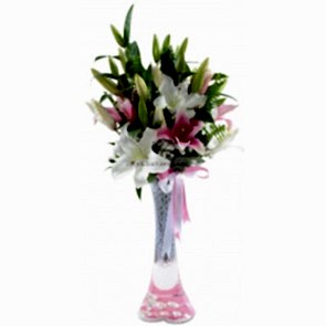 Fil Ayağı Vazosuna Kokulu Lilyumlardan Hazırlanmış Tasarım