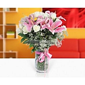 Cam Vazoda Çipso, 15 Adet Beyaz Gül ve Pembe Liliyum Aranjmanı 