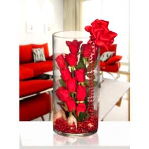 Büyük Cam Vazo içine Hazırlanmış Kırmızı Gül Tasarımı 