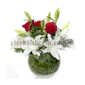 Cam Fanus İçerisine Lilyum Kırmızı Gül Aranjmanı