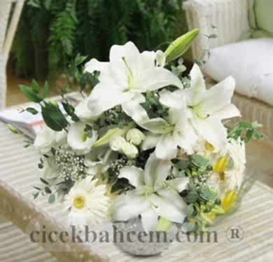 Beyaz Lilyum, Beyaz Lisyantus ve Beyaz Gül Aranjmanı 