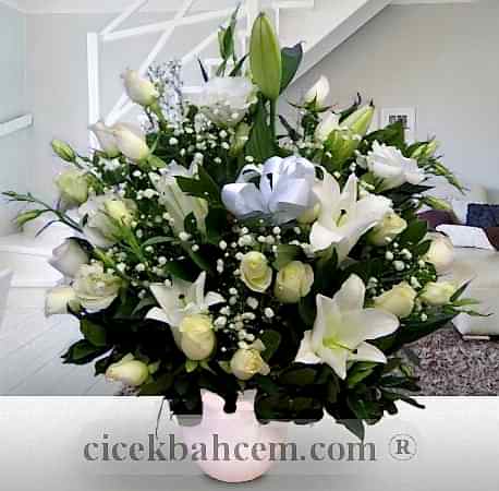 Beyaz Seramik Vazoda Beyaz Gül ve Beyaz Lilyum Tasarımı