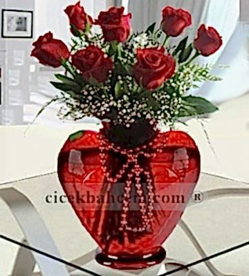 Kalp Vazoda 7 Adet Kırmızı Gül KALP110