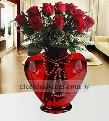 Kalp Vazoda 9 Adet Kırmızı Gül