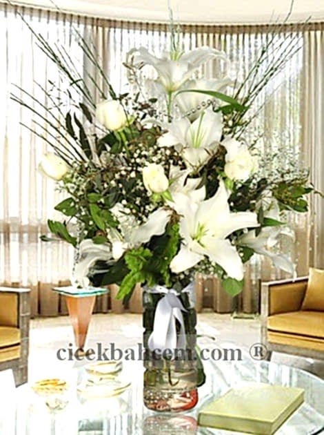 Silindir Cam Vazoda Beyaz Gül ve Kokulu Lilyum CAM106