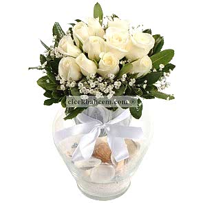 Konik Vazoda 11 Adet Beyaz Güllerden Deniz Kabukları İle Tasarımı