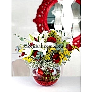 Cam Fanusta 5 Adet Kırmızı Gül ve Beyaz Kokulu Lilyum Tasarımı 