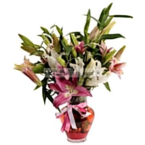 Cam Vazonun İçine Değişik Renklerde Lilyumlardan Aranjman