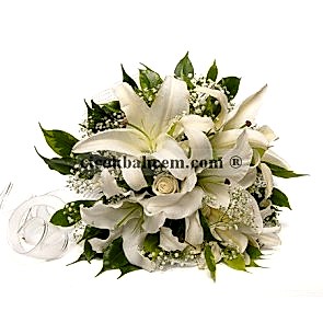 Beyaz Lilyum ve Kokulu Güller Eşliğinde Yapılmış Gelin Buketi