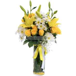 Cam Vazoda 11 Adet Sarı Gül, Kırizantem, Sarı Lilyum Tasarımı 