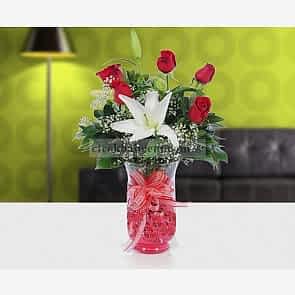 Cam Vazo İçine Beyaz Kokulu Lilyum ve 5 Adet Kırmızı Gül Arajmanı 