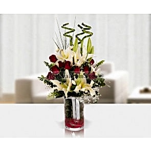 Cam Vazoya 11 Adet Kırmızı Gül, Beyaz Lilyum Bambu Aranjmanı