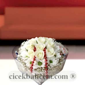 Beyaz Taşlı Kalp Şeklinde Beyaz Gül Aranjmanı 