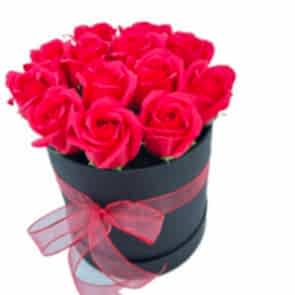 Tutkunun Simgesi: 11 Adet Kırmızı Yapay Gül Aranjmanı