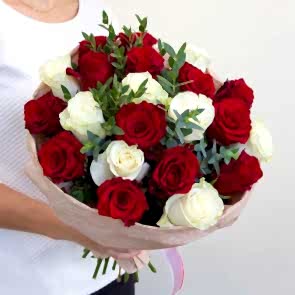 19 Adet Kırmızı Beyaz Gül Buketi