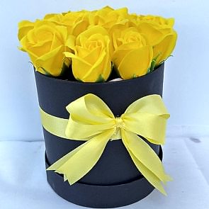 13 Adet Gerçek Görünümlü Sarı Gül - Siyah Kutuda