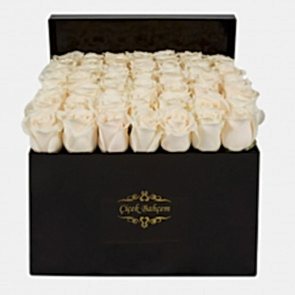 Siyah Kutuda 49 Adet Beyaz Gül