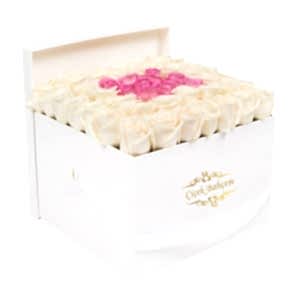 Beyaz Kare Kutuda 26 Beyaz Güller içinde 9 Pembe Gül 
