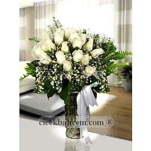 Beyaz 21 Adet Gülün Cam Vazo İçerisine Tasarımı