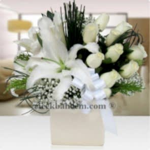 Beyaz Gül Ve Lilyum Aranjmanı