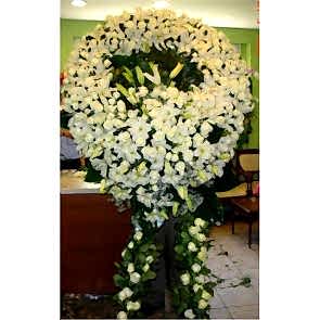 Beyaz Gül ve Lilyumdan Hazırlanmış Cenaze Çelenkleri