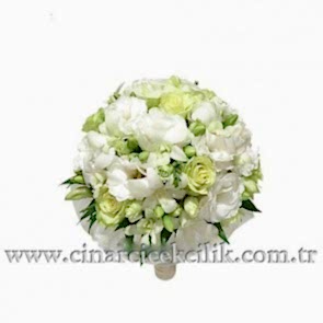 Beyaz Gul ve Lisyantus Çiçekleri İle Gelin Buketi