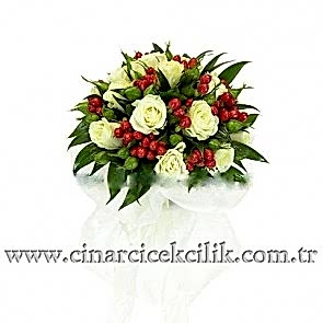 Beyaz Güller ve Kırmızı Tomurcuk Gelin Buketi 