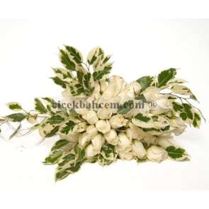 Beyaz Güllerden Sarkmalı Olarak Yapılmış Gelin Buketi