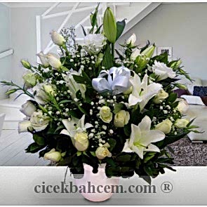 Beyaz Seramik Vazoda Beyaz Gül ve Beyaz Lilyum Tasarımı