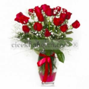 Cam Vazoda 21 Kırmızı Gül Aranjmanı 
