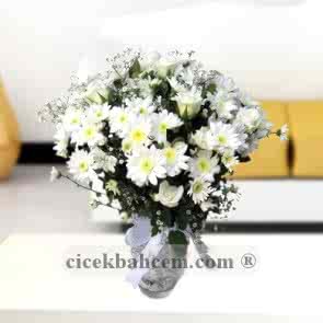 Cam Vazoda 11 Adet Beyaz Gül ve Papatya Aranjmanı