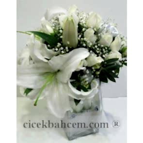 Mika Vazoda Beyaz Gül ve Kokulu Lilyum Aranjmanı