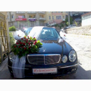 Gelin Arabası Süslemesi Kırmızı Gül ve Beyaz Tül