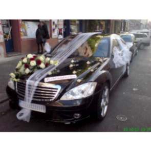 Düğün Arabası Süsleme Beyaz Tül ve Kırmızı Beyaz Güller 