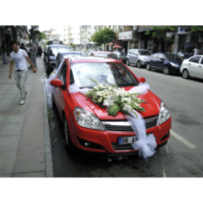 Düğün Arabası Süsleme Beyaz Tül ve Mevsim Çiçekleri