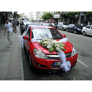Düğün Arabası Süsleme Beyaz Tül Mevsim Çiçekleri 