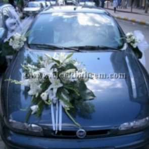 Beyaz Çiçekler Kullanılarak Hazırlanmış Gelin Arabası