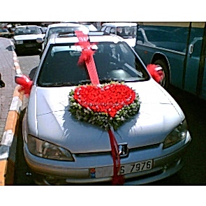 Gelin Arabası Süsleme Kırmızı Güllerden Kalp Yapımı