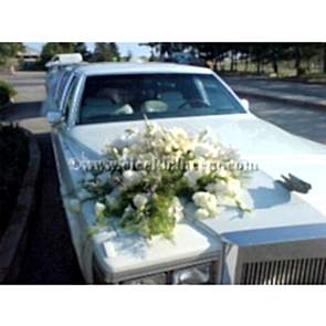 Beyaz Çiçeklerin Gösterişi İşe süslenmiş Gelin Arabası