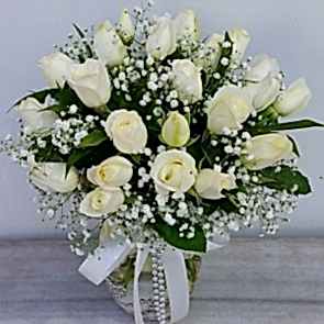 Cam Fanus İçerisine 21 Adet Beyaz Gül Tasarımı