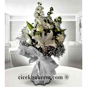 Kır Çiçekleri ve 5 Adet Beyaz Gül Buketi