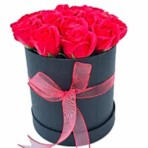 Zarif ve Kalıcı: 19 Adet Kırmızı Yapay Gül ile Şık Tasarım