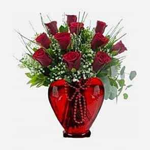  Kalp Vazoda 11 Adet Kırmızı Gül