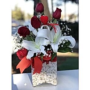 Kare Vazoda Kırmızı Gül ve Beyaz Lilyum Aranjmanı