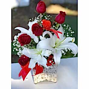Kare Vazoda Kırmızı Gül ve Beyaz Lilyum Aranjmanı