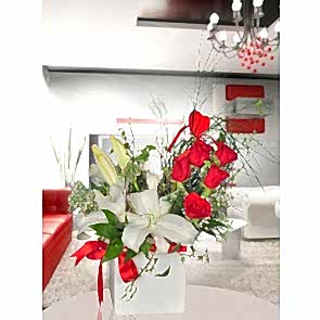 Kare Seramik Vazoda 5 Kırmızı Gül ve Lilyum